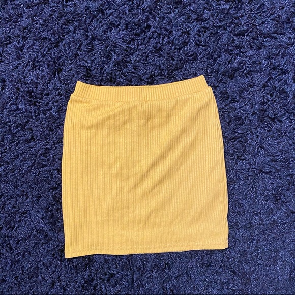 mustard yellow mini skirt - Picture 3 of 3